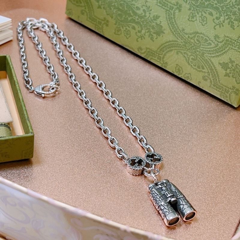G*u*i necklaces